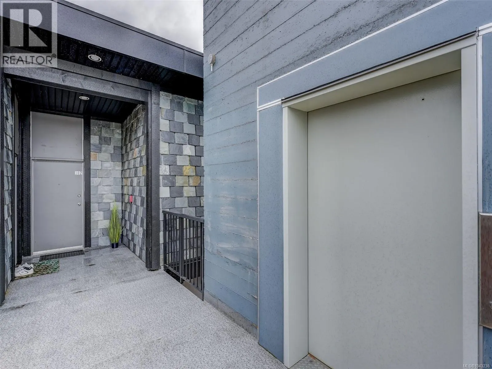 302 6981 East Saanich Rd