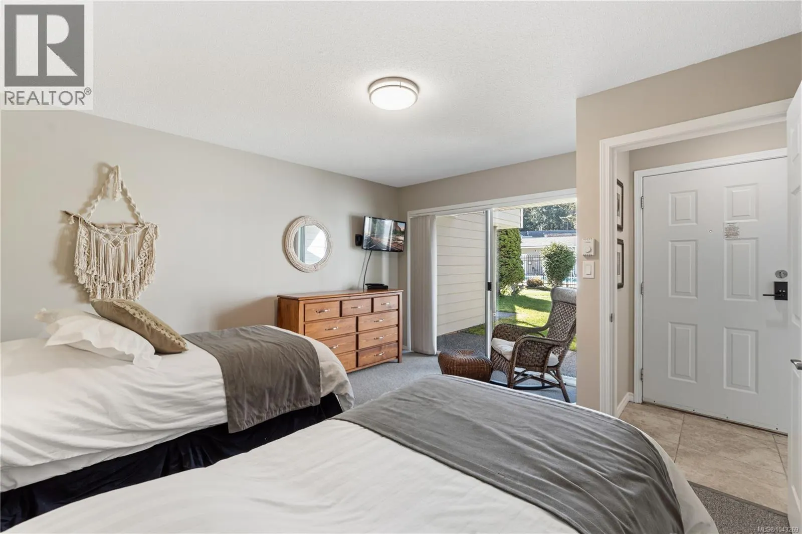 24 1135 Resort Dr