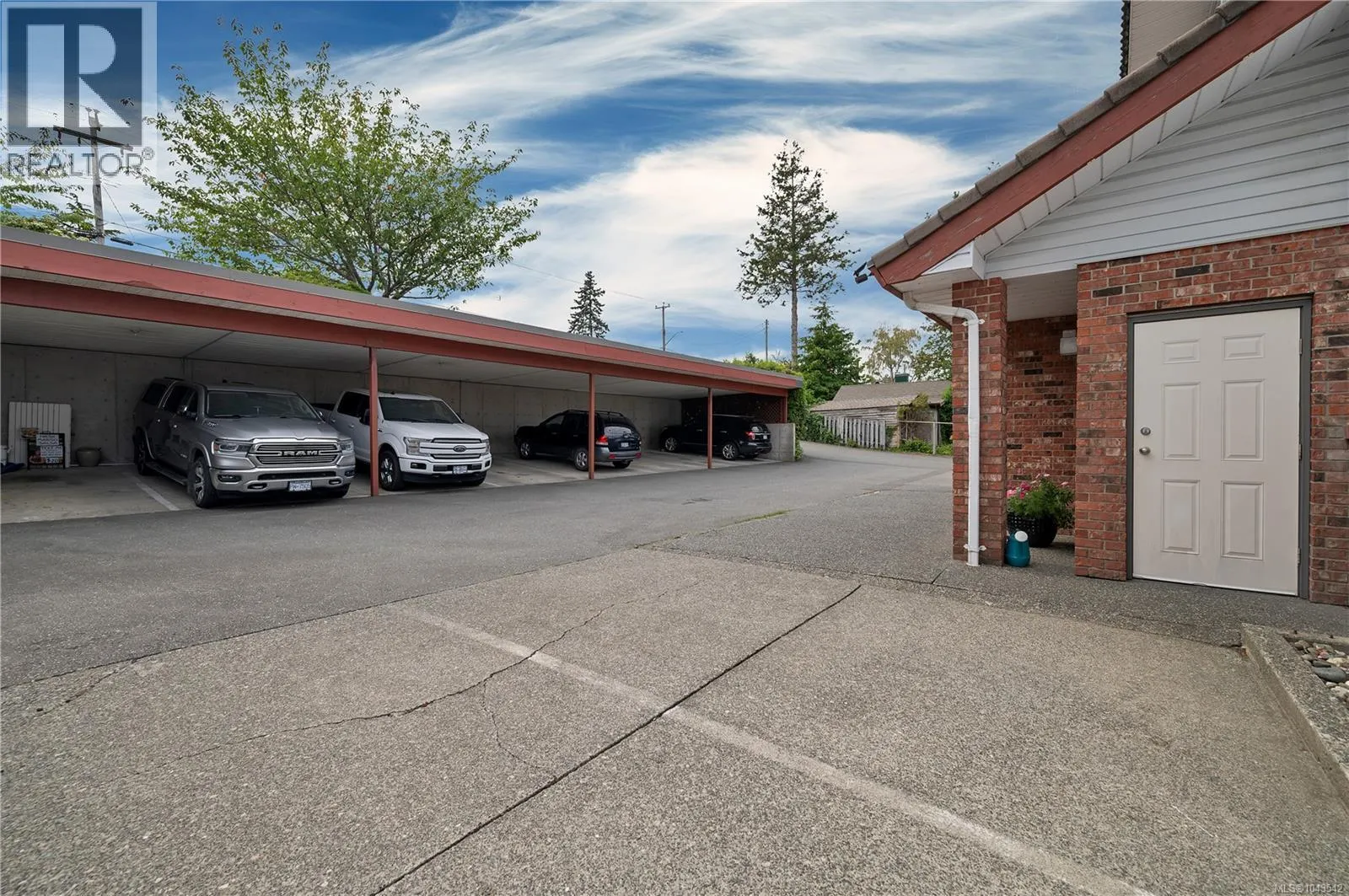 2 553 Island Hwy