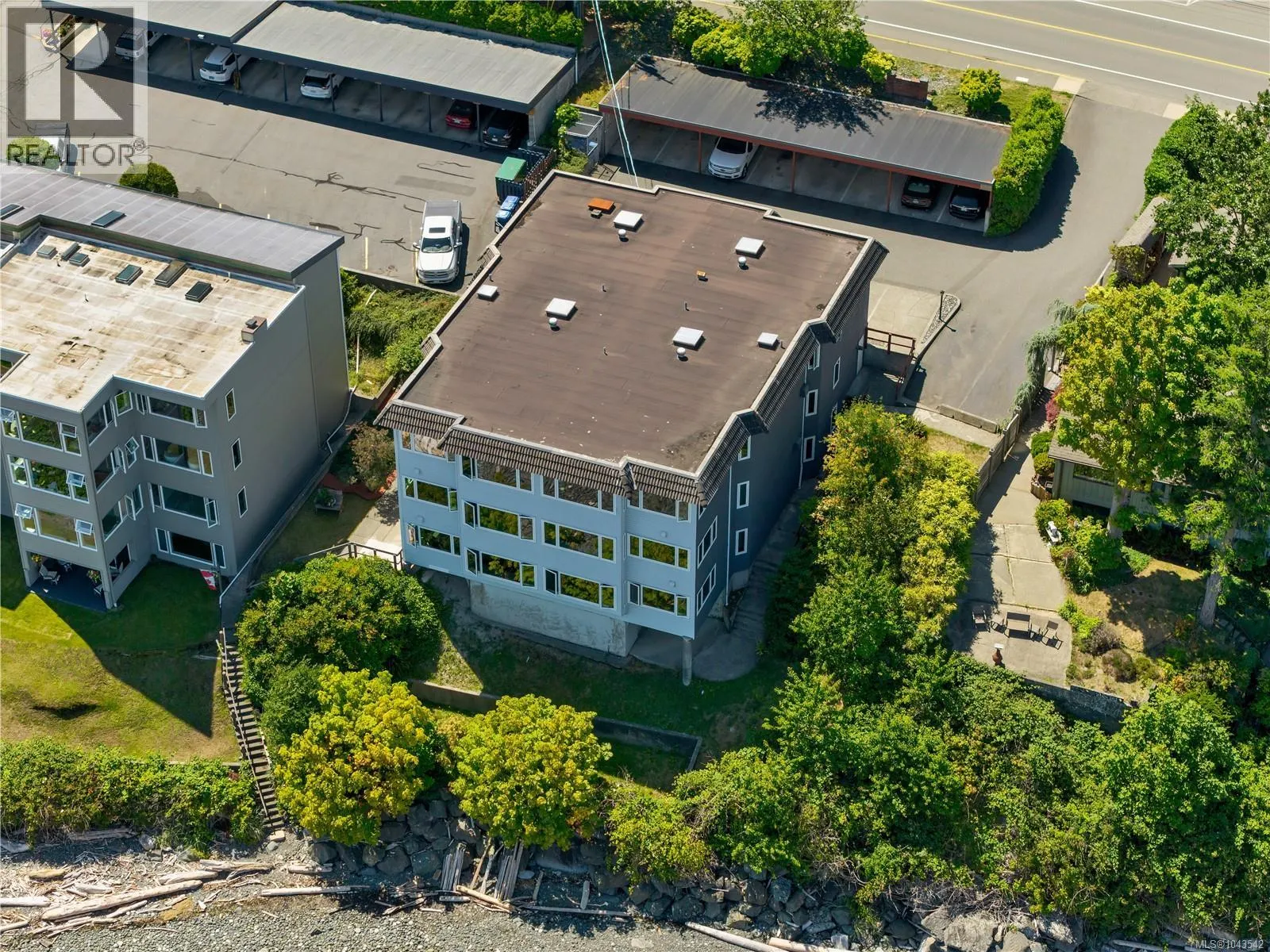 2 553 Island Hwy