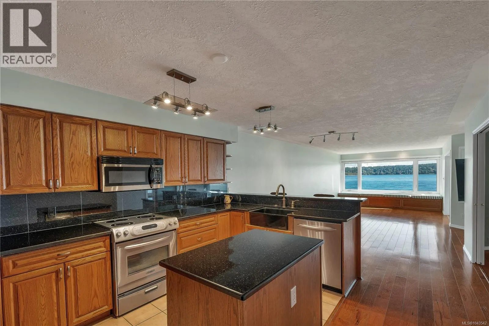 2 553 Island Hwy
