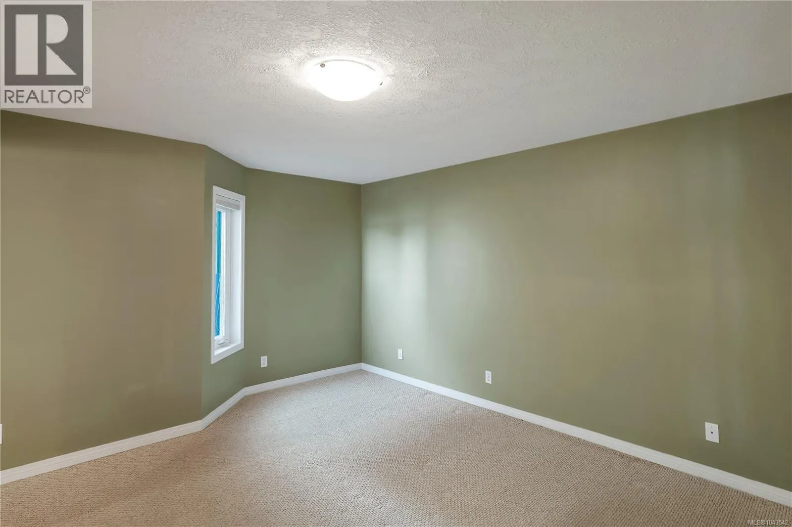 2 553 Island Hwy