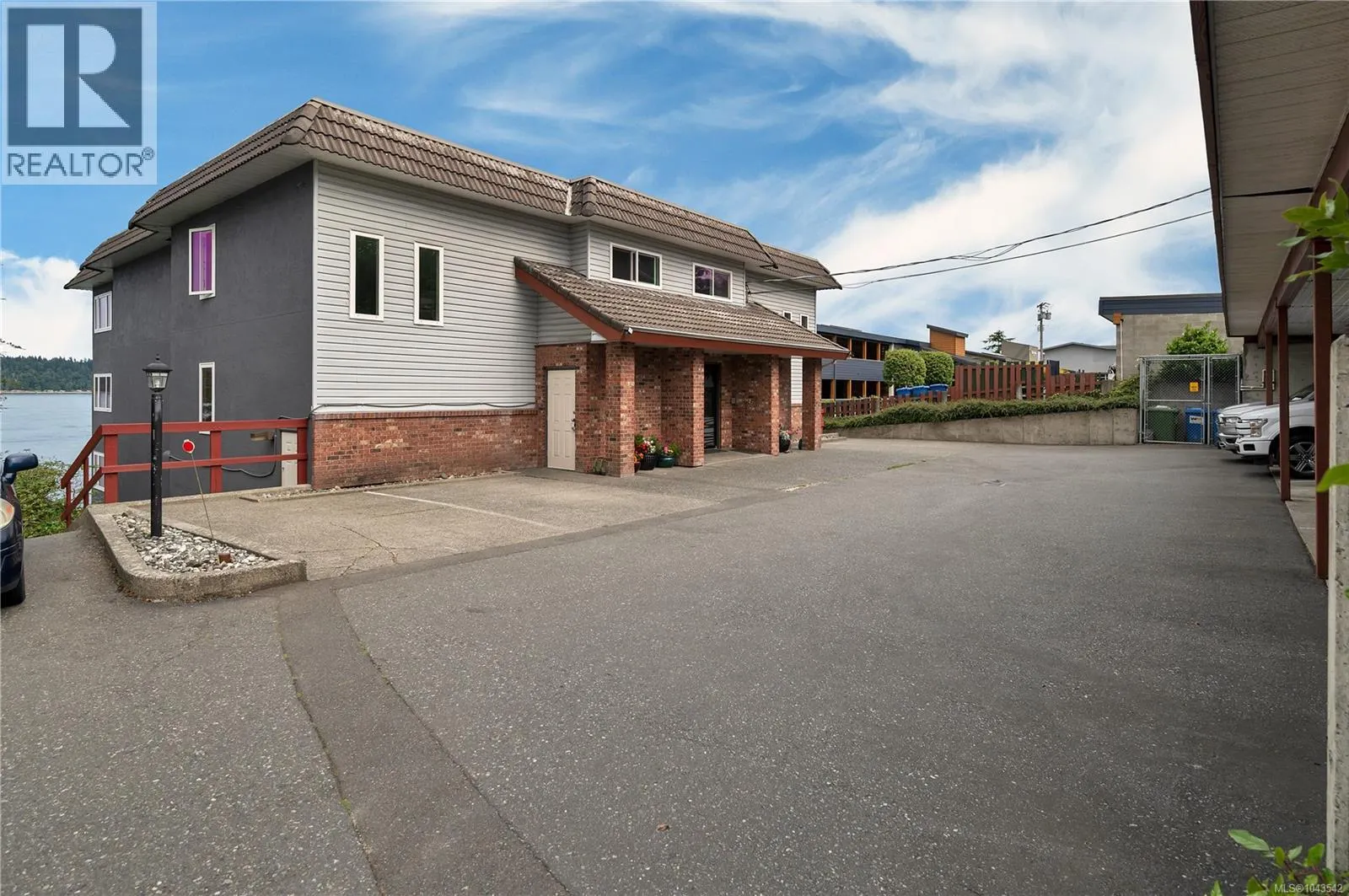 2 553 Island Hwy