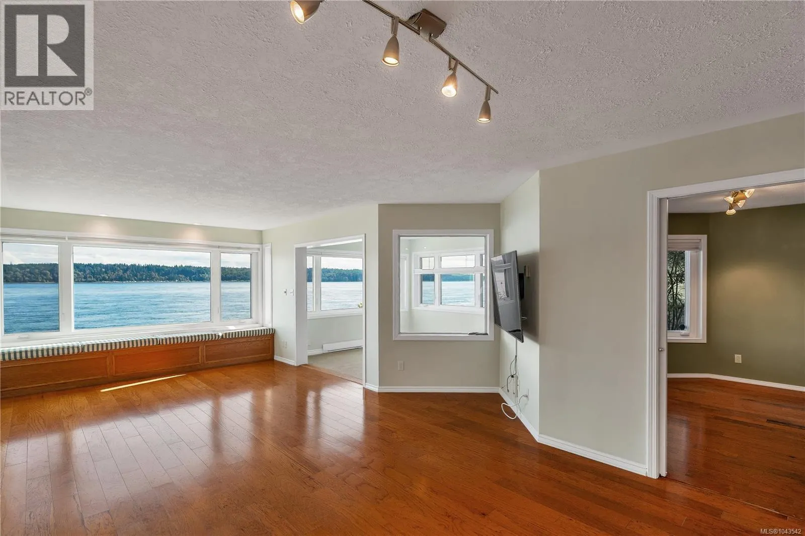 2 553 Island Hwy