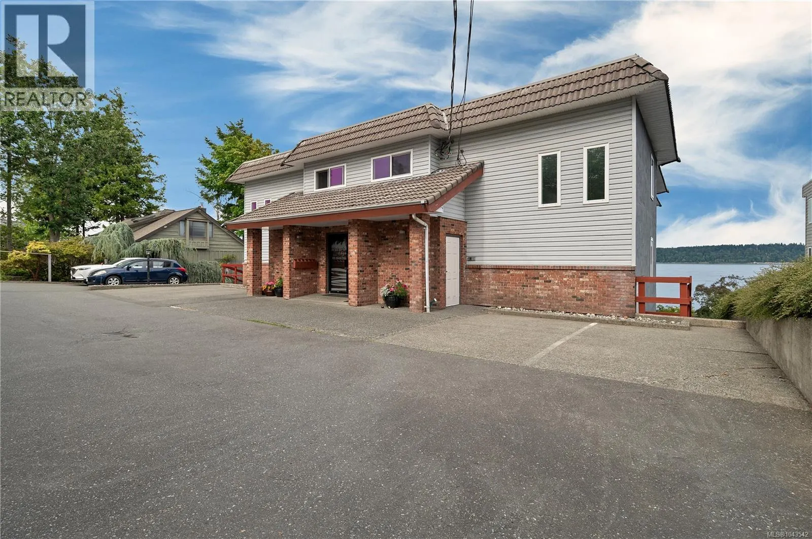 2 553 Island Hwy