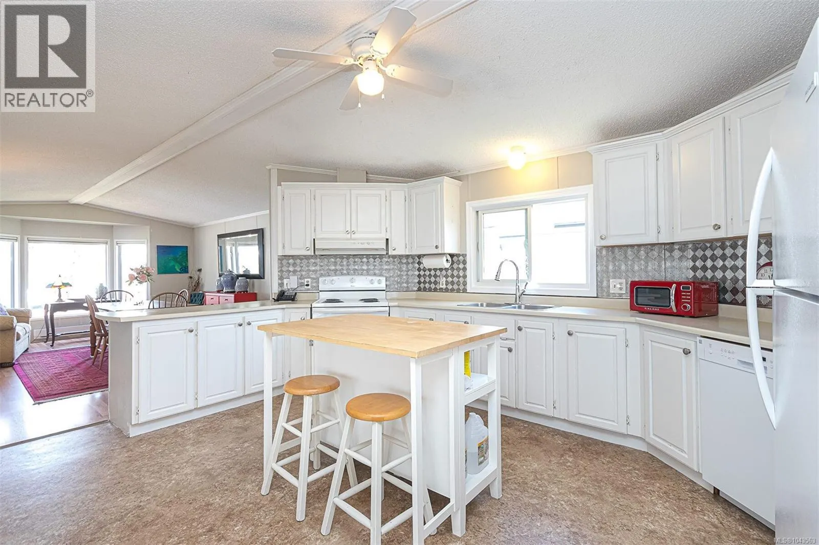9 7583 Central Saanich Rd