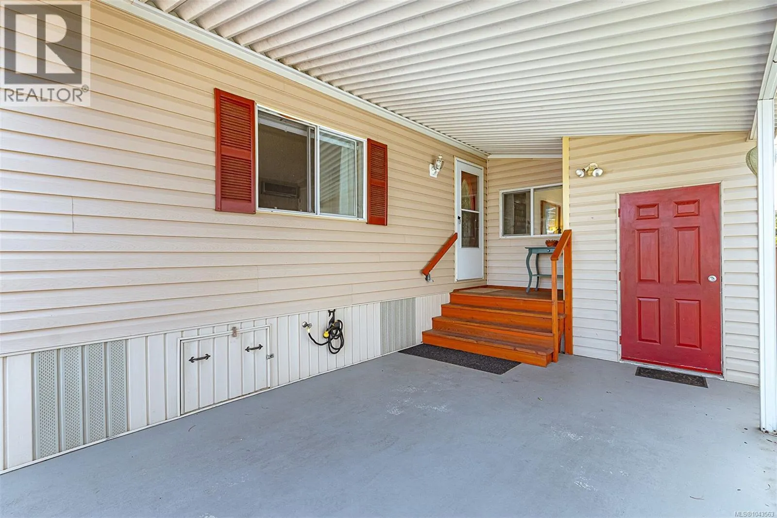 9 7583 Central Saanich Rd