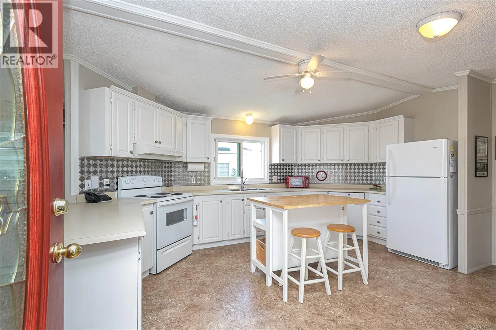 9 7583 Central Saanich Rd