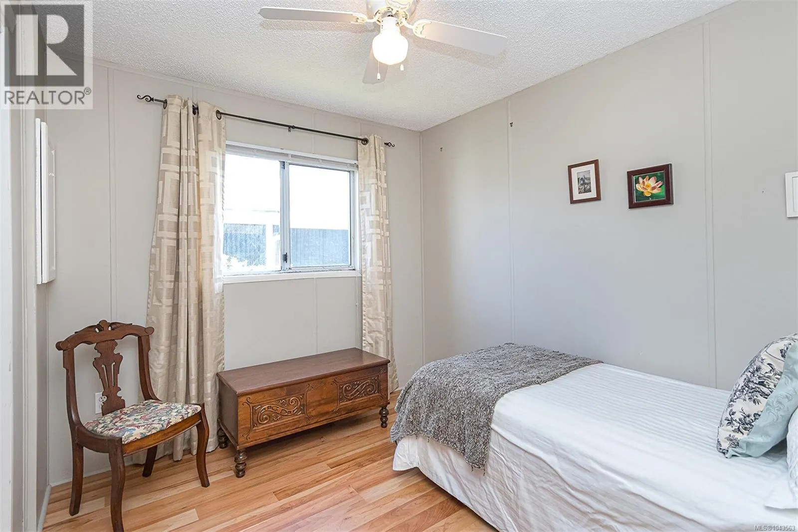 9 7583 Central Saanich Rd