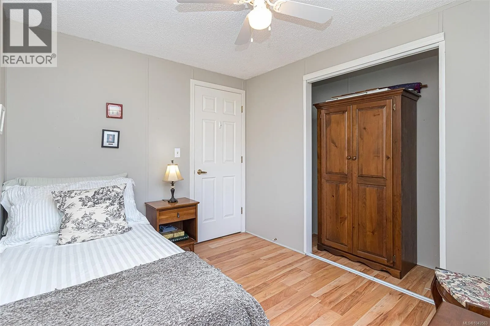 9 7583 Central Saanich Rd