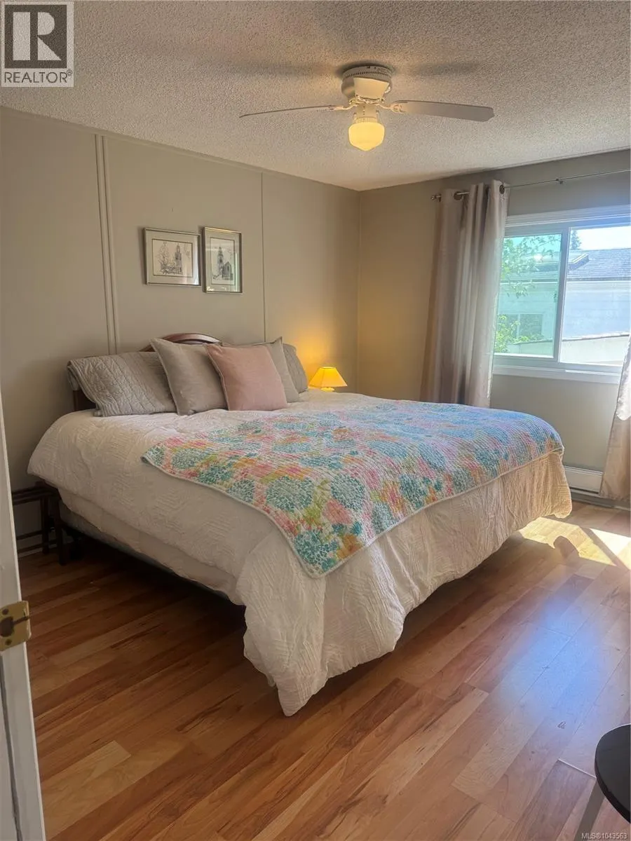 9 7583 Central Saanich Rd