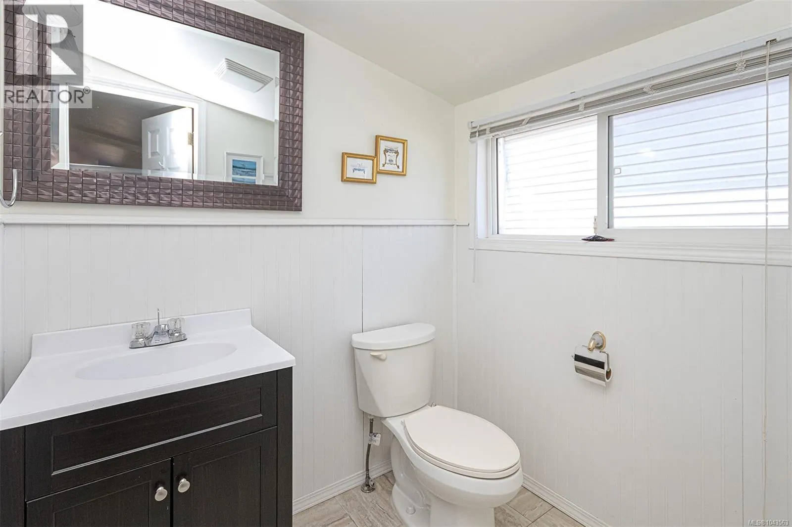 9 7583 Central Saanich Rd