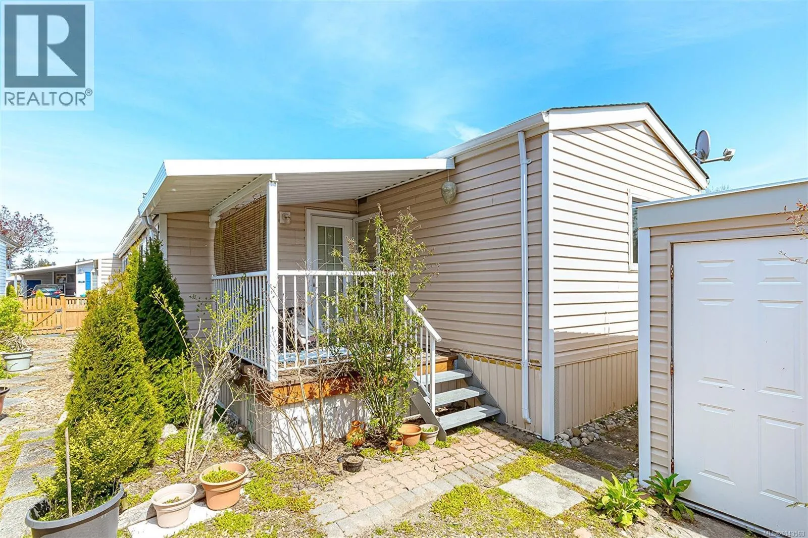 9 7583 Central Saanich Rd