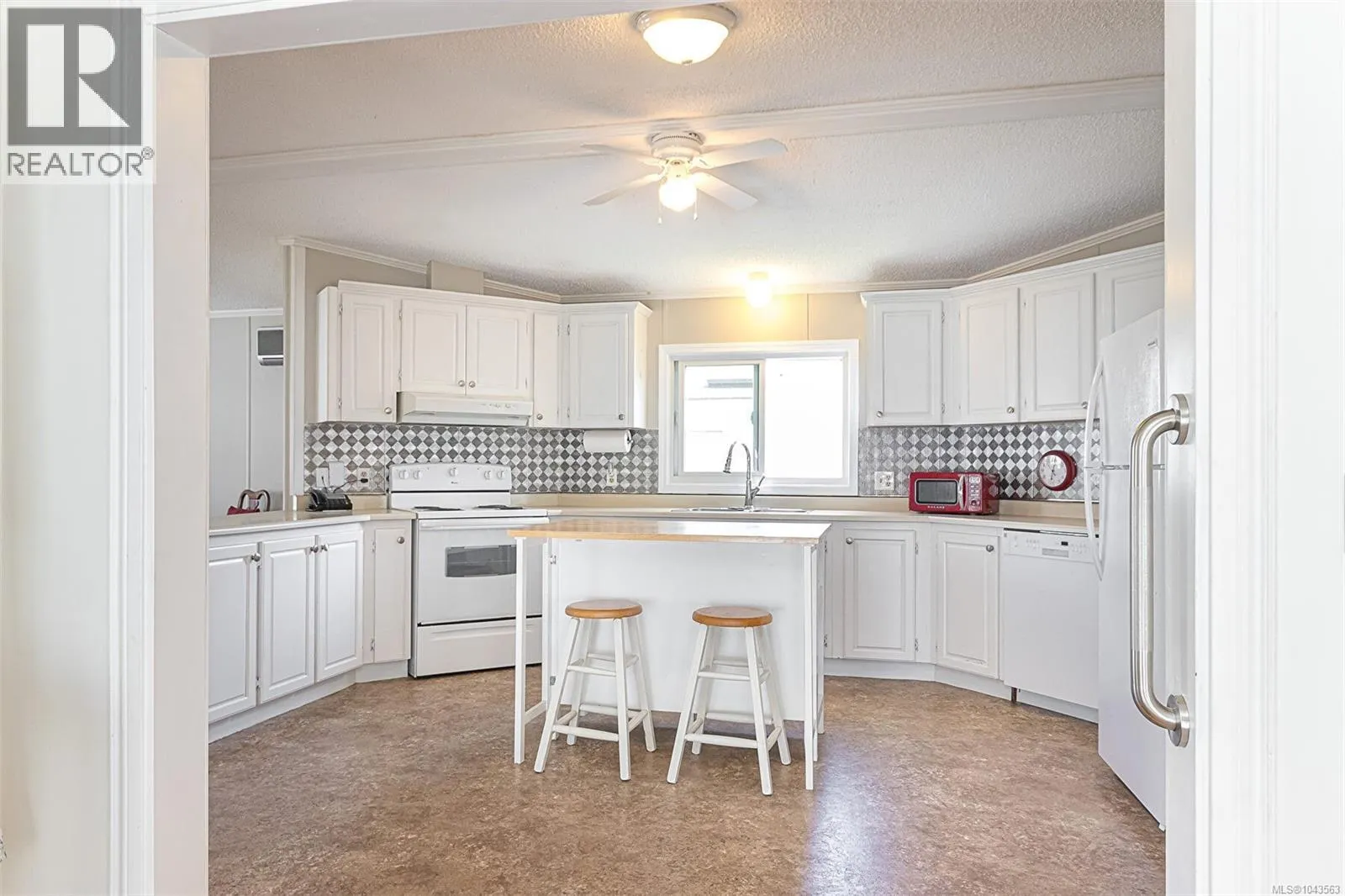 9 7583 Central Saanich Rd