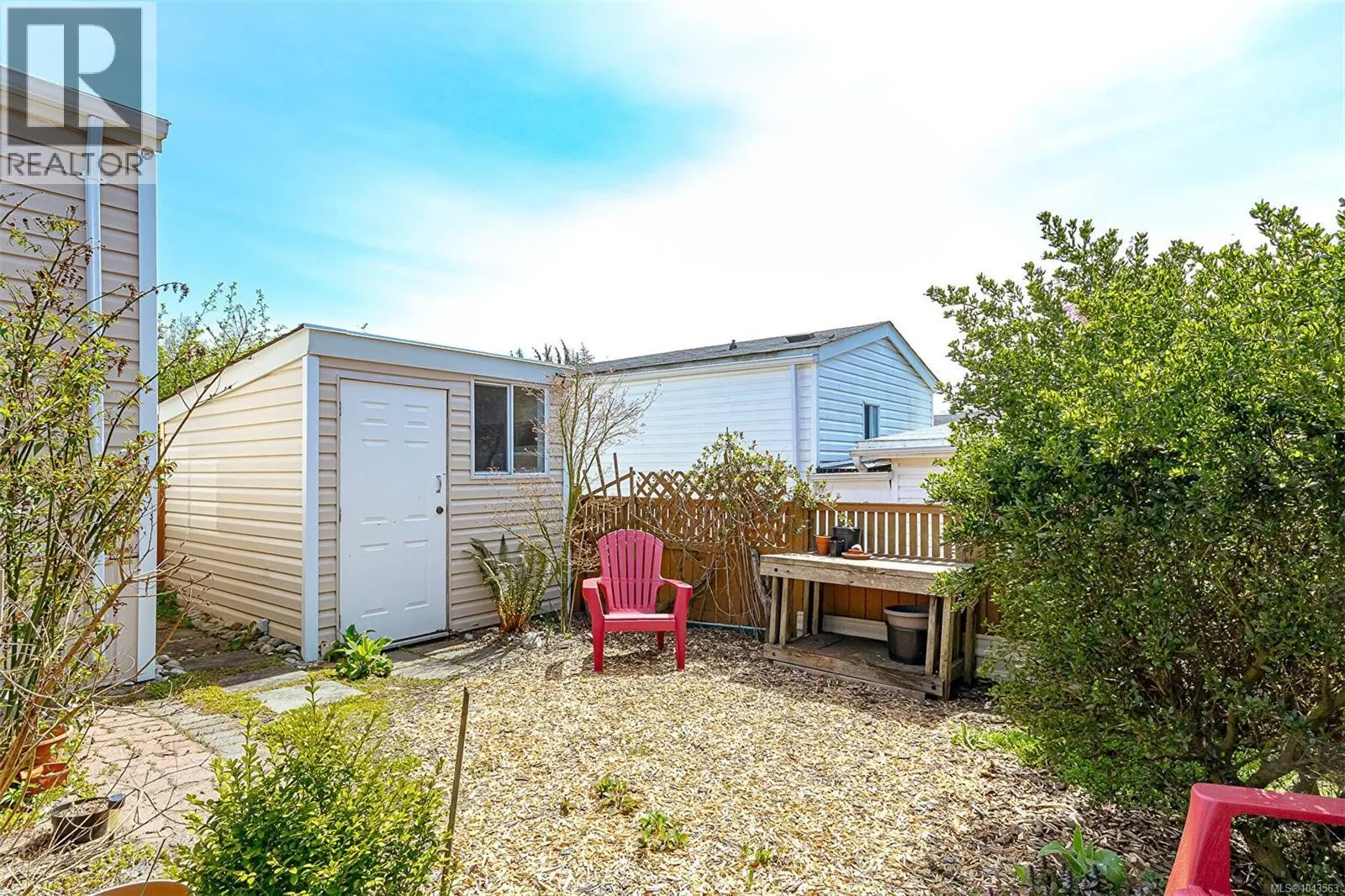 9 7583 Central Saanich Rd
