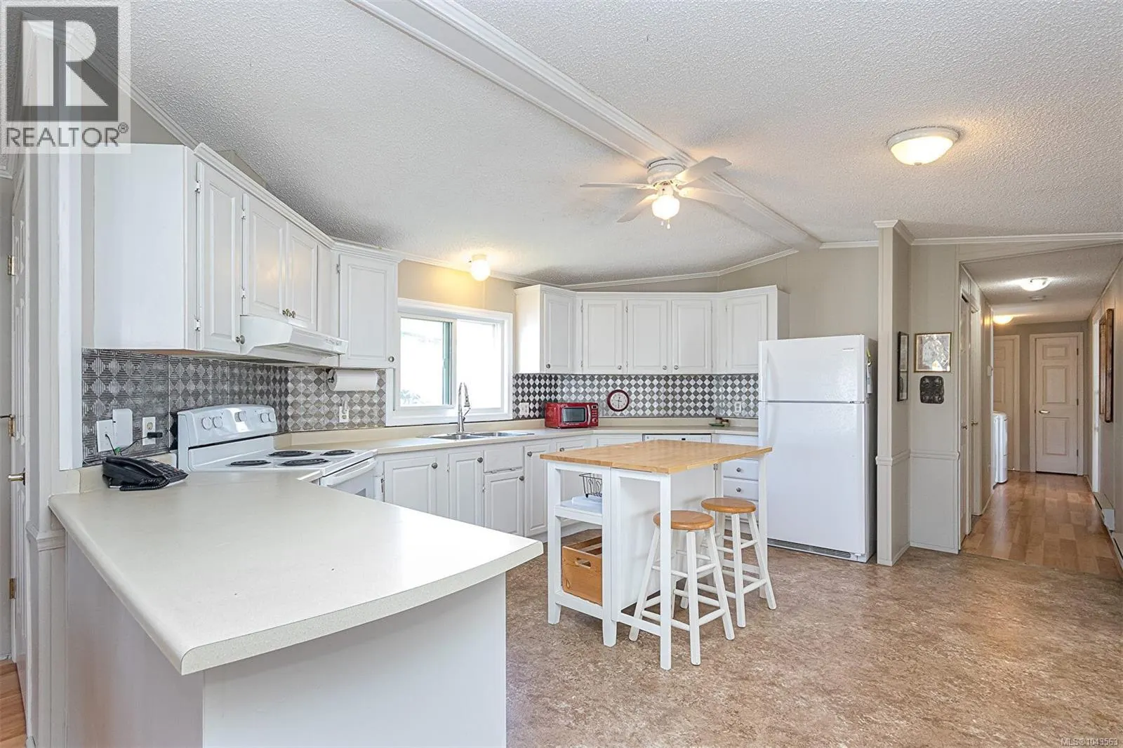 9 7583 Central Saanich Rd