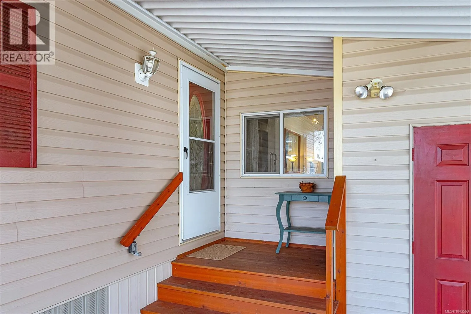 9 7583 Central Saanich Rd