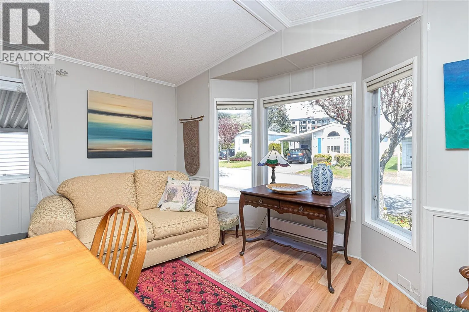 9 7583 Central Saanich Rd