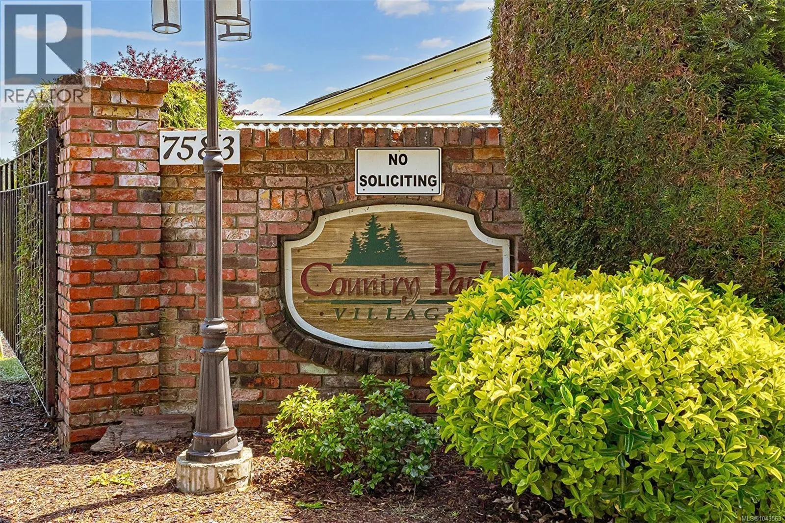 9 7583 Central Saanich Rd