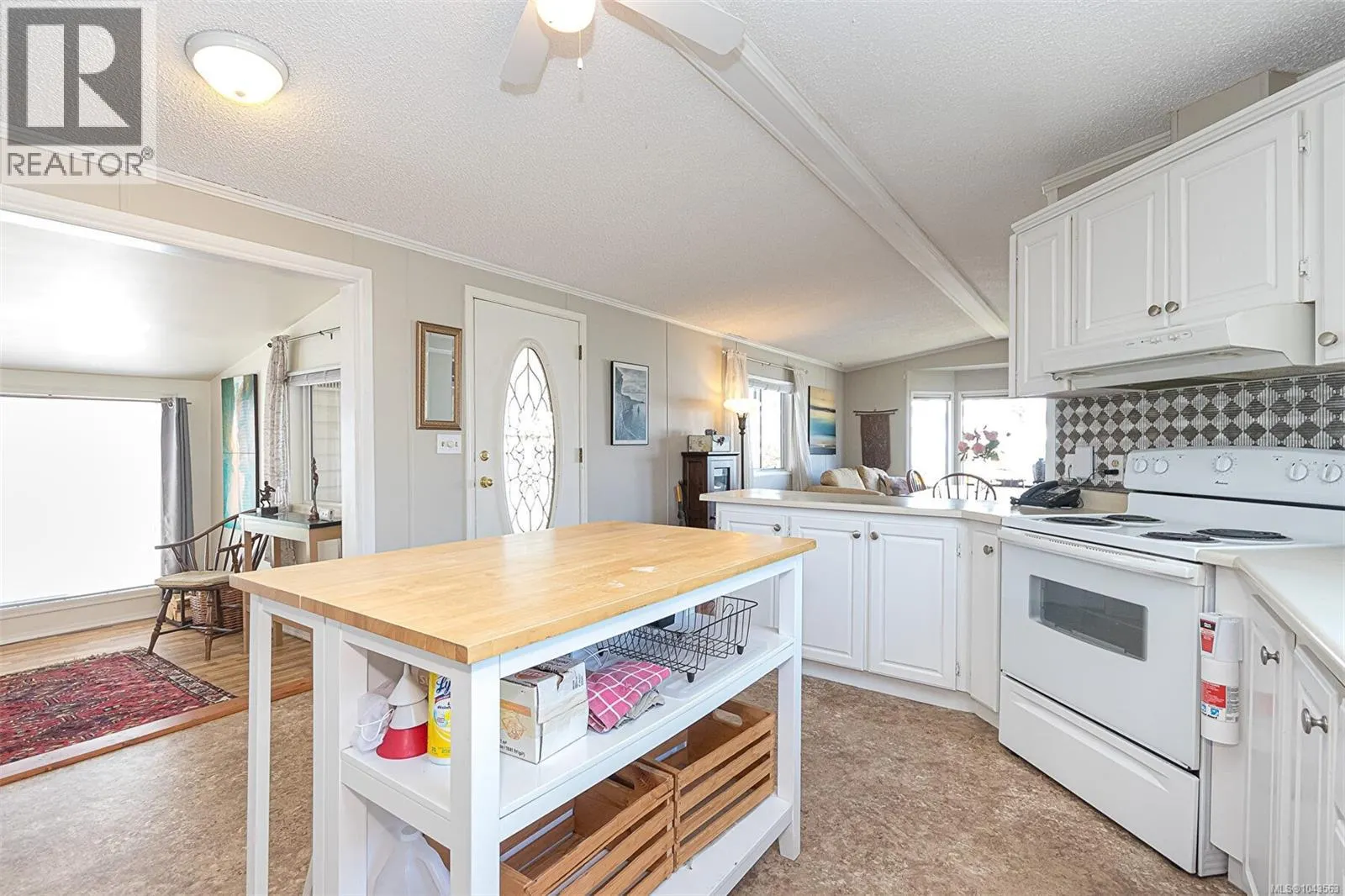 9 7583 Central Saanich Rd