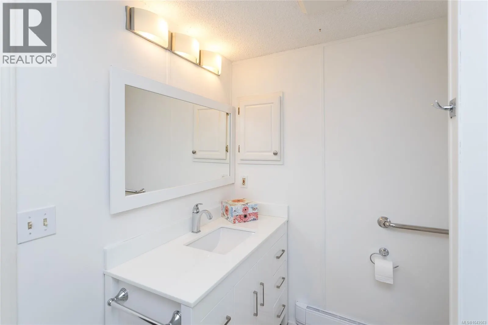 9 7583 Central Saanich Rd