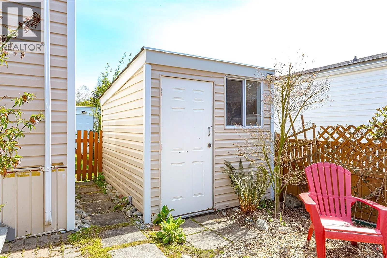 9 7583 Central Saanich Rd