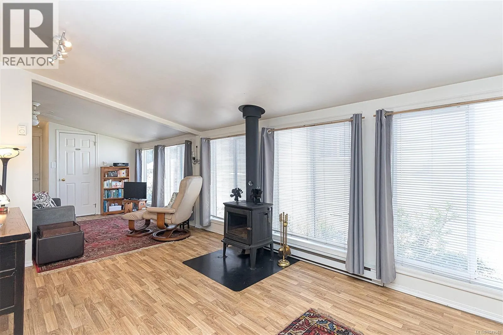 9 7583 Central Saanich Rd
