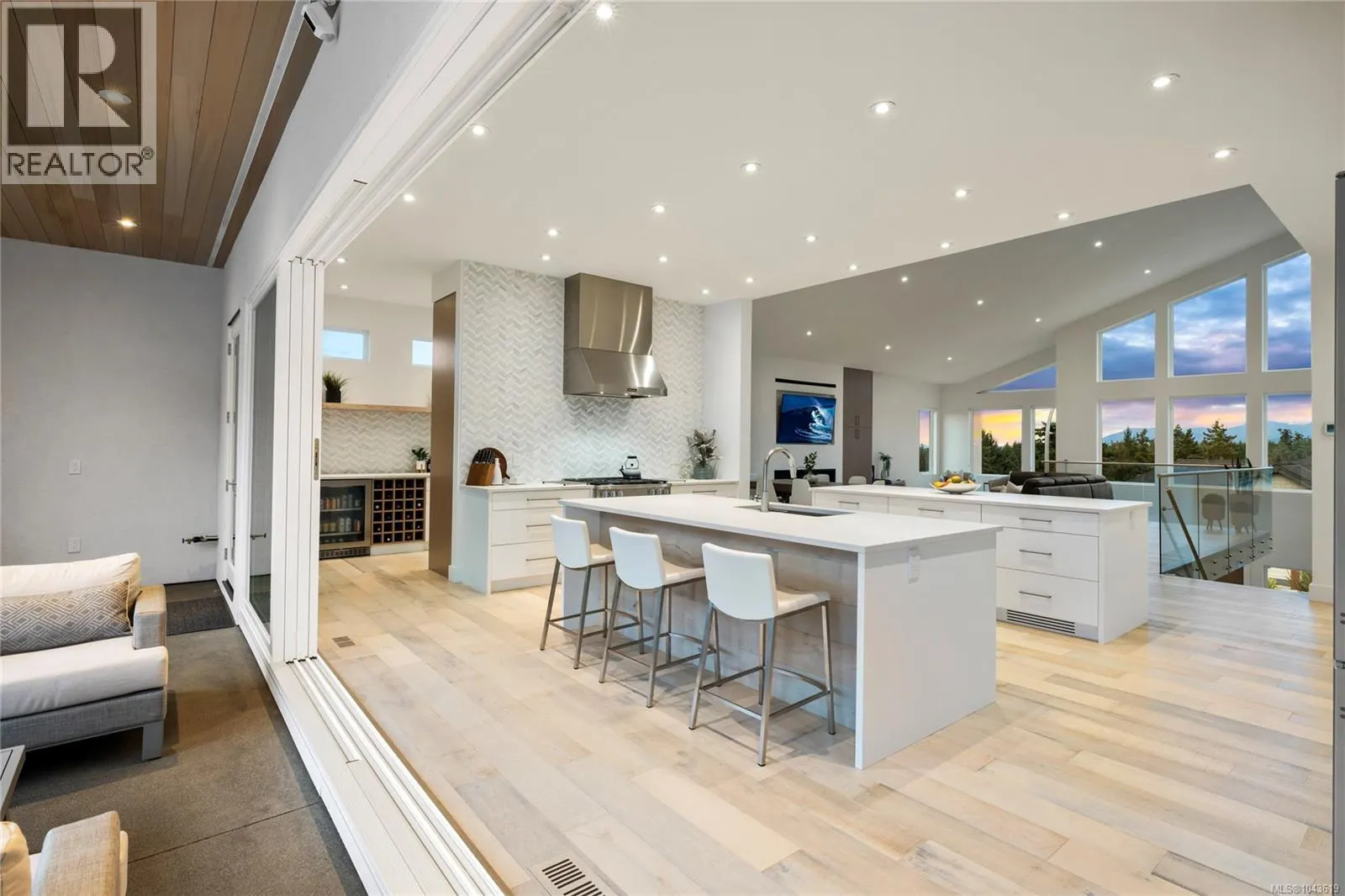 156 Golden Oaks Cres