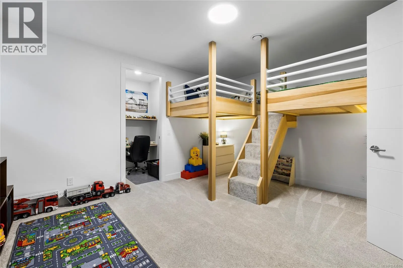 156 Golden Oaks Cres