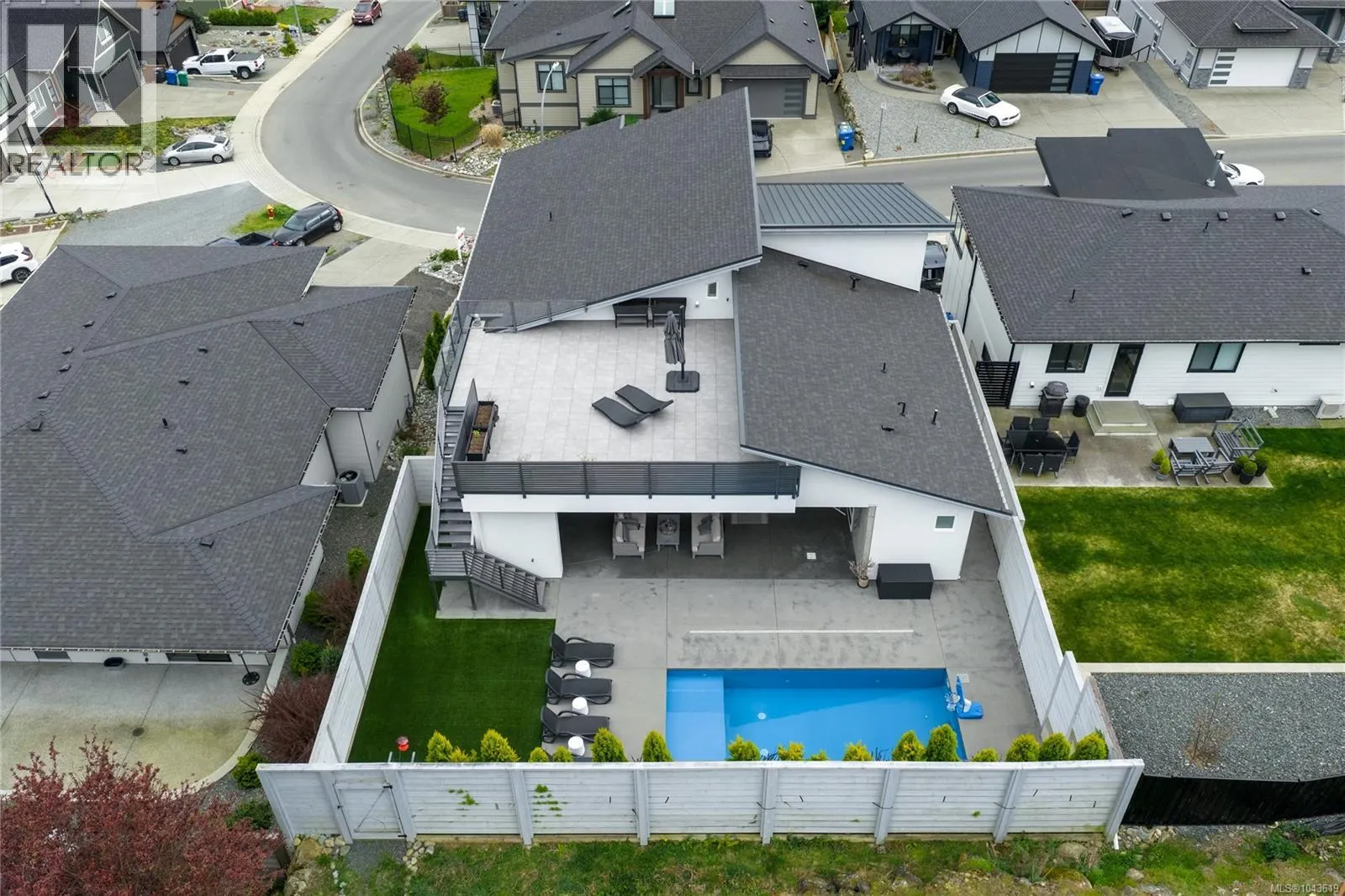 156 Golden Oaks Cres