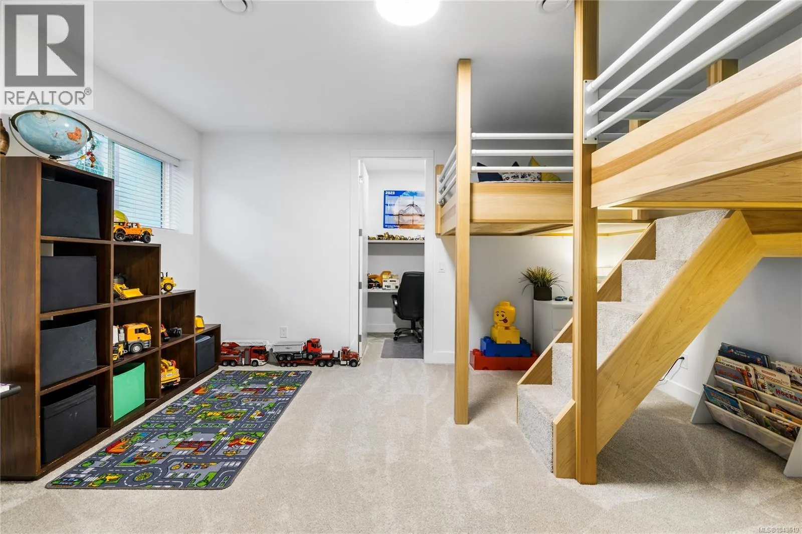 156 Golden Oaks Cres
