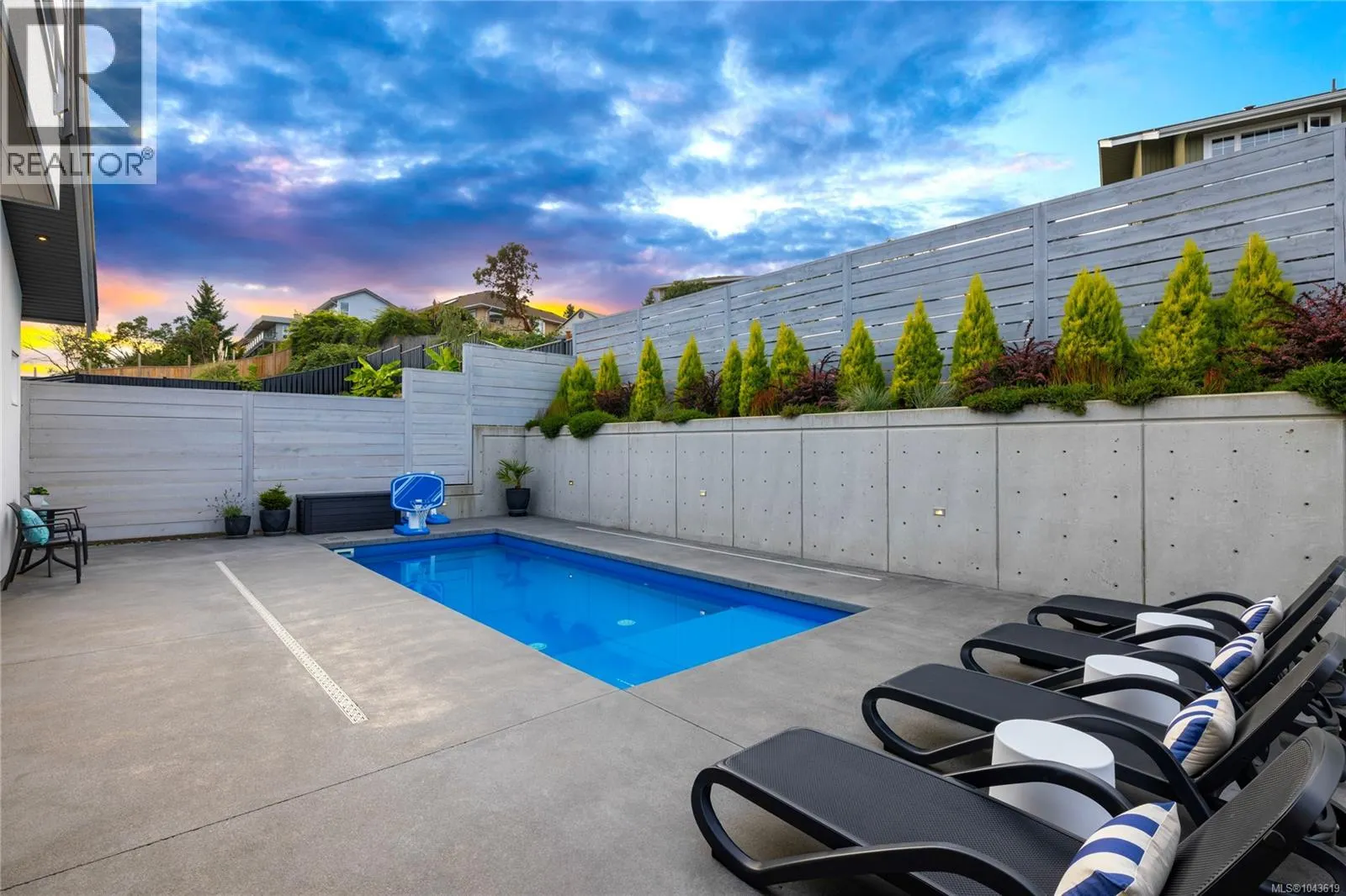 156 Golden Oaks Cres