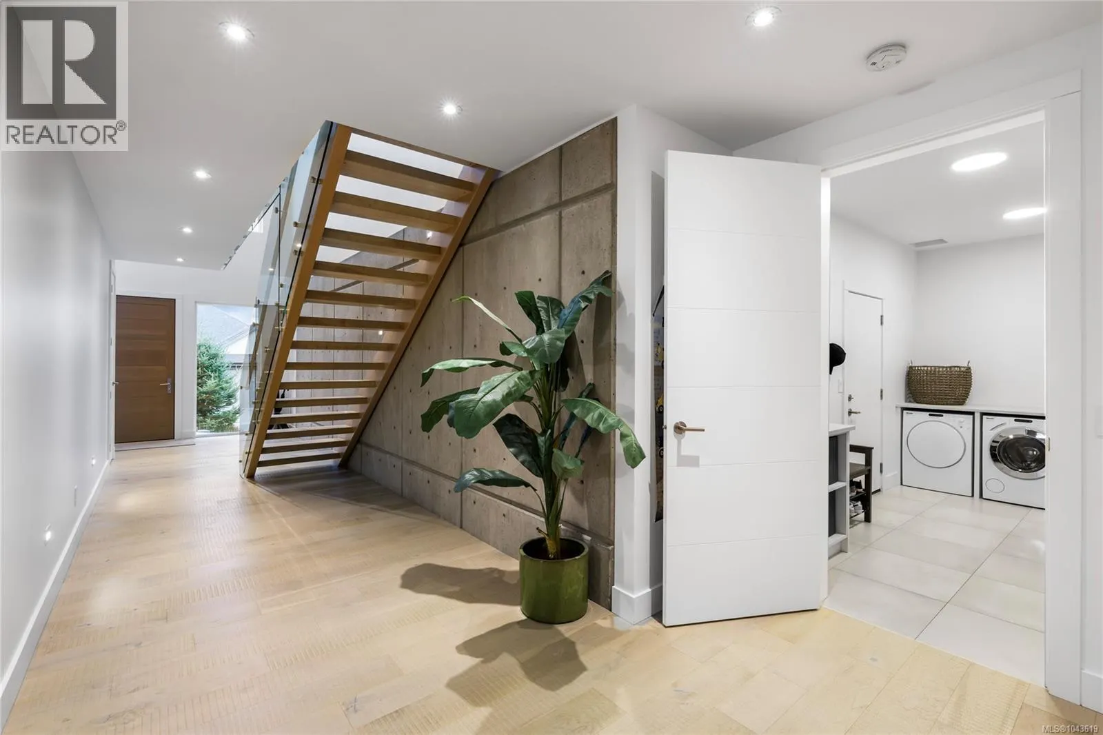156 Golden Oaks Cres