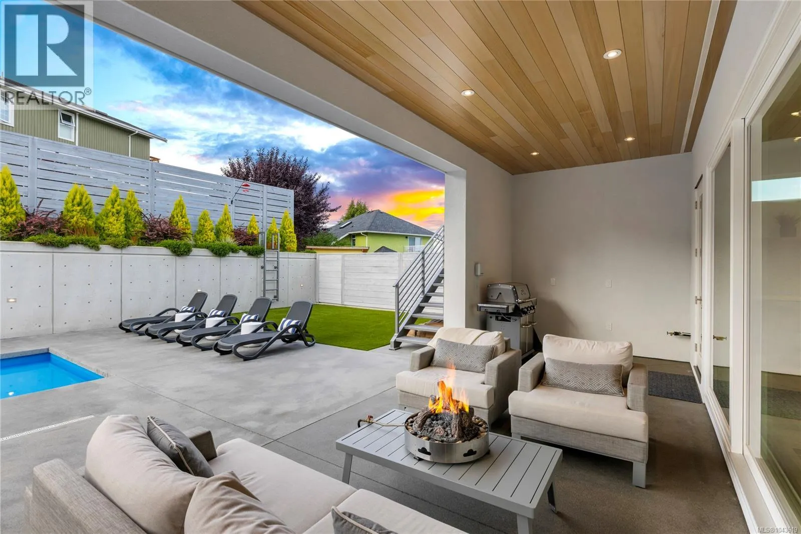 156 Golden Oaks Cres