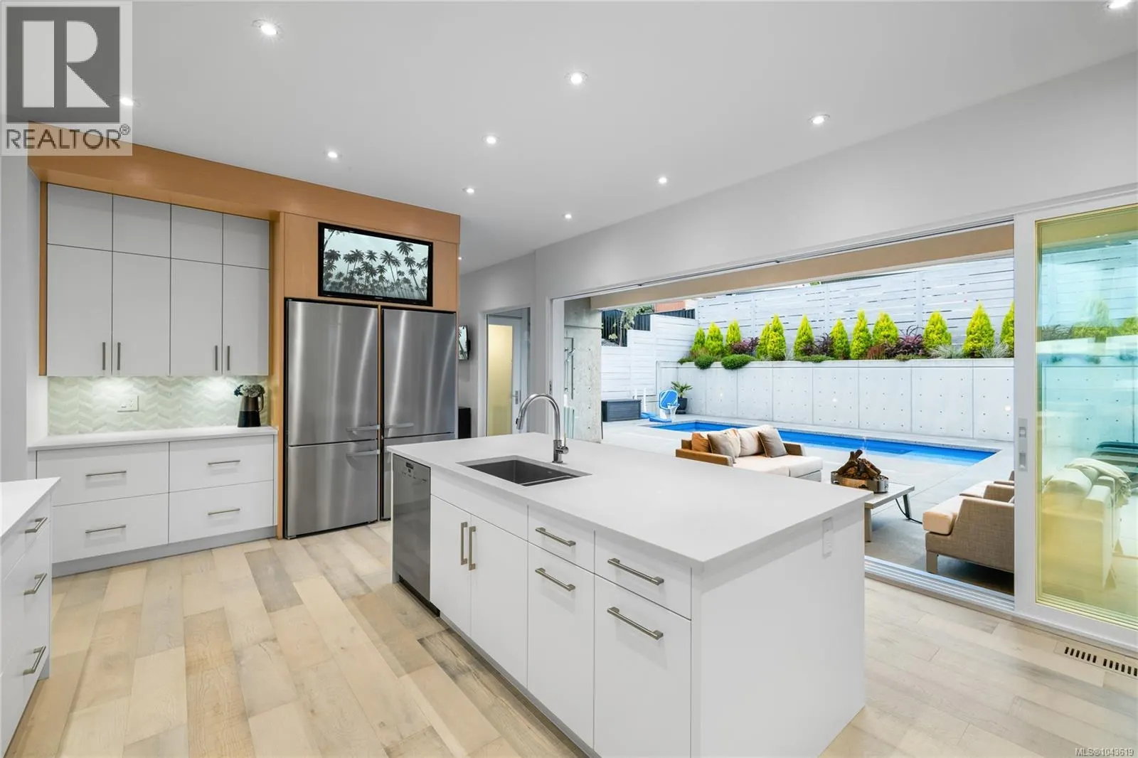 156 Golden Oaks Cres