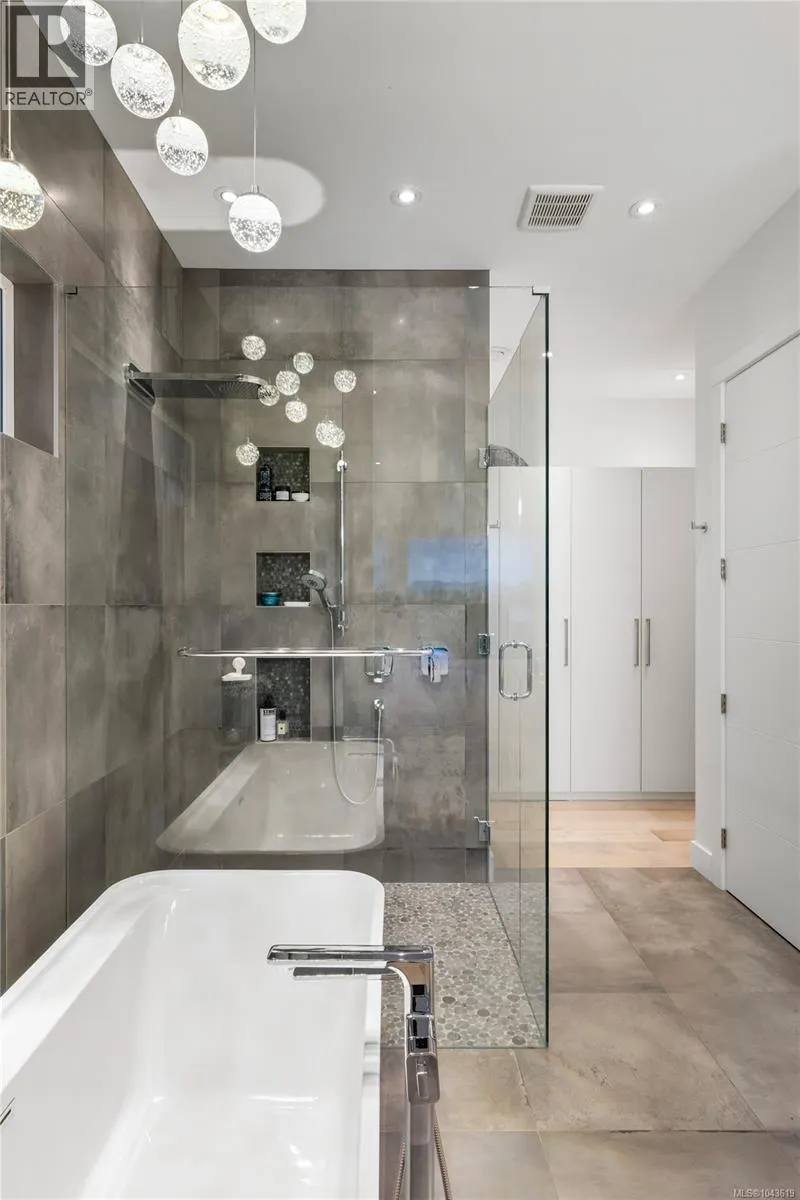 156 Golden Oaks Cres