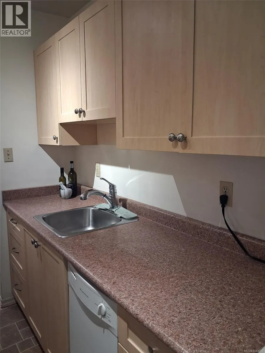 312 848 Esquimalt Rd