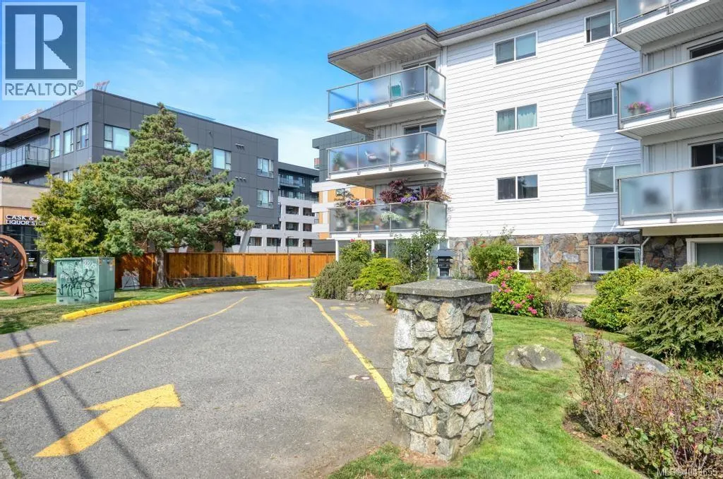 312 848 Esquimalt Rd