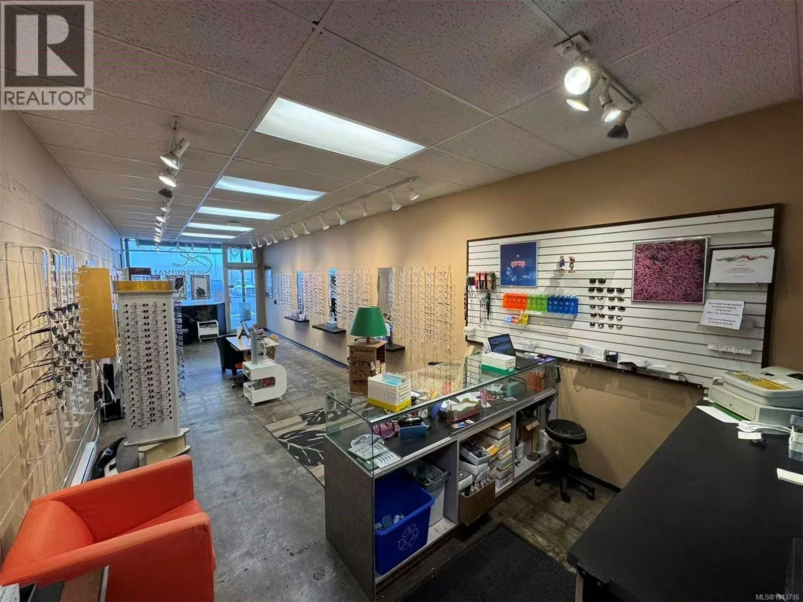 20 1153 Esquimalt Rd