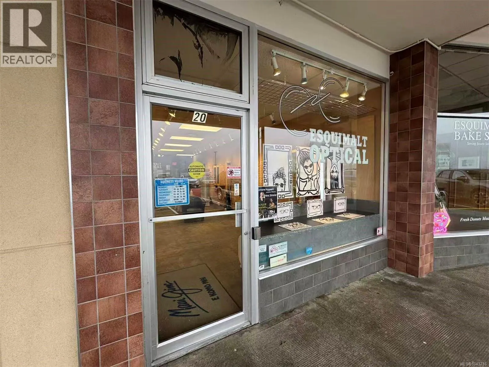 20 1153 Esquimalt Rd