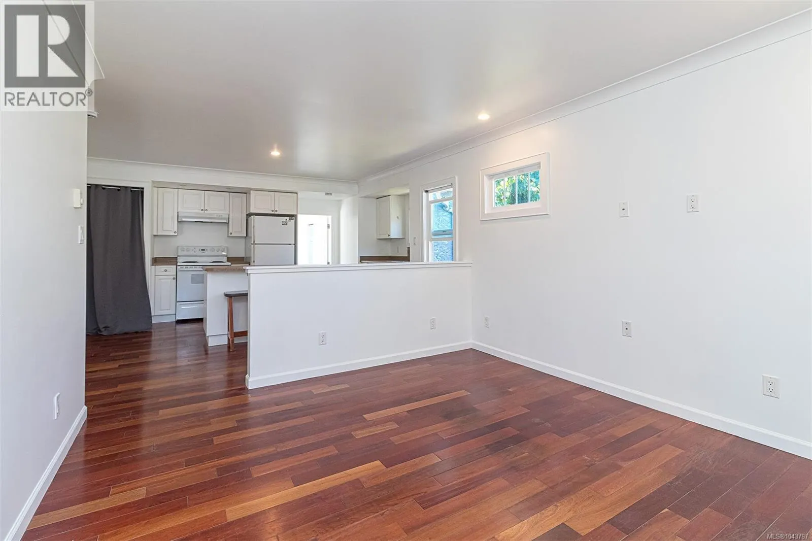 881 Leslie Dr