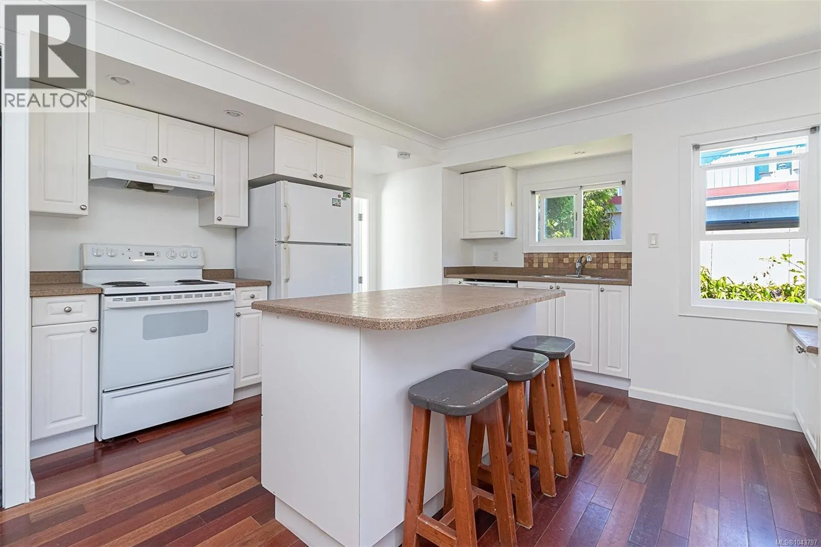 881 Leslie Dr