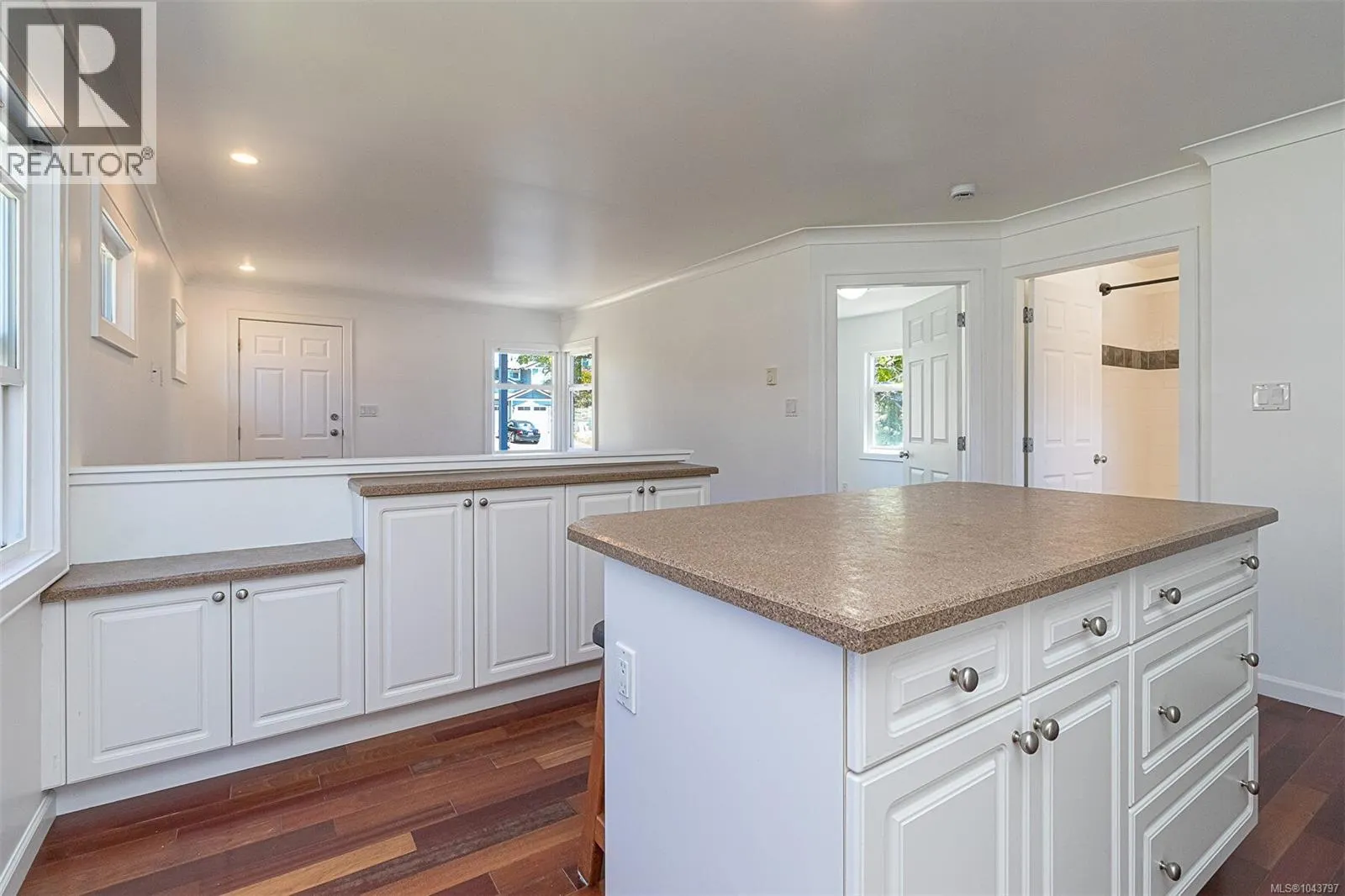 881 Leslie Dr