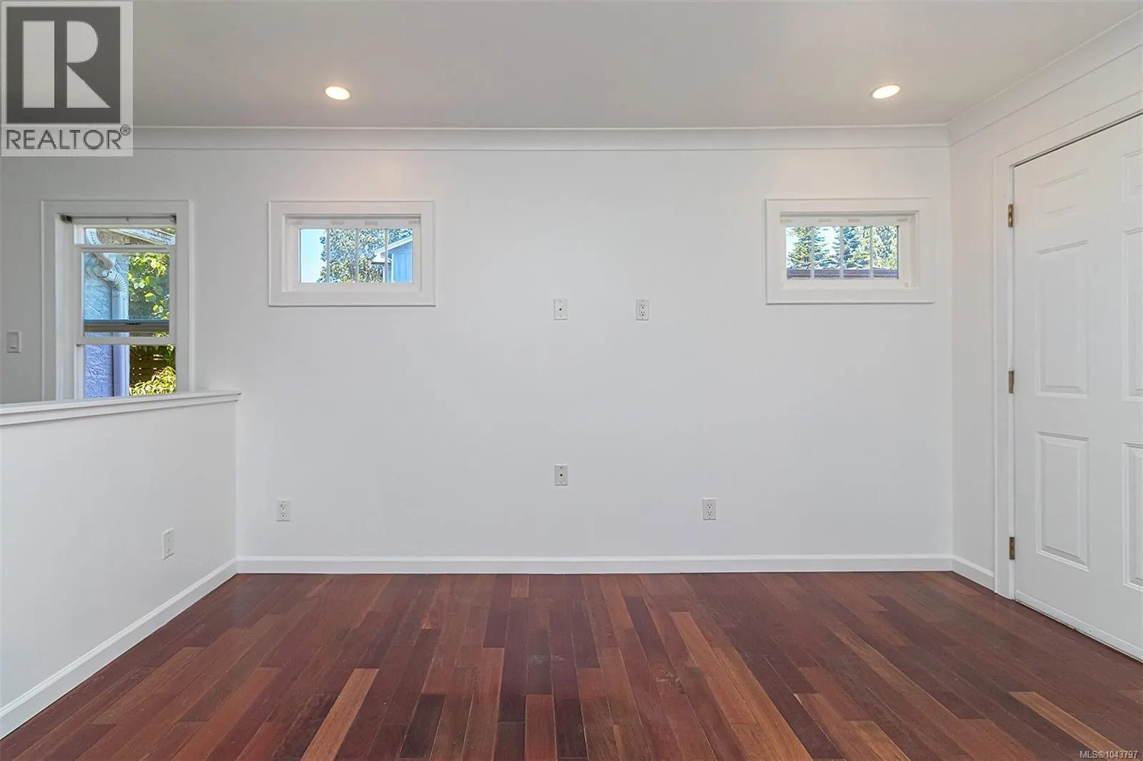 881 Leslie Dr