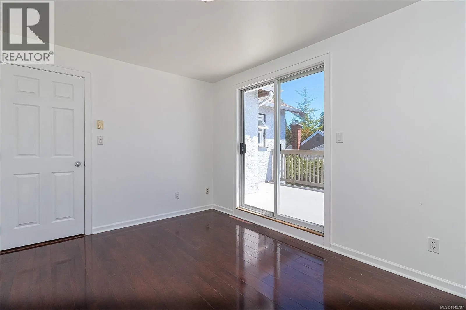 881 Leslie Dr