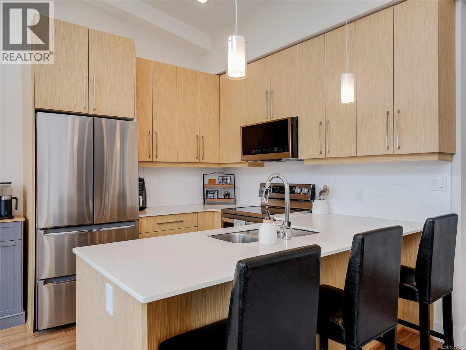 401 7161 West Saanich Rd