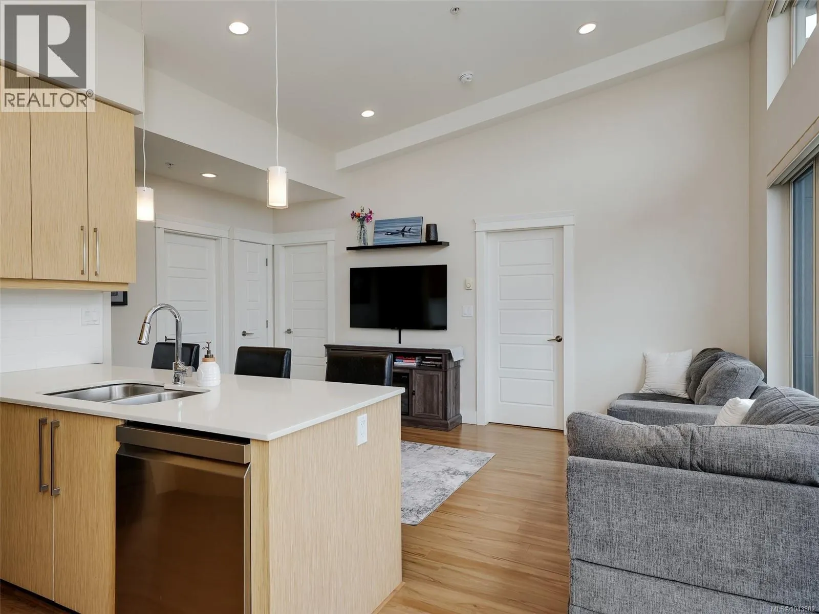 401 7161 West Saanich Rd