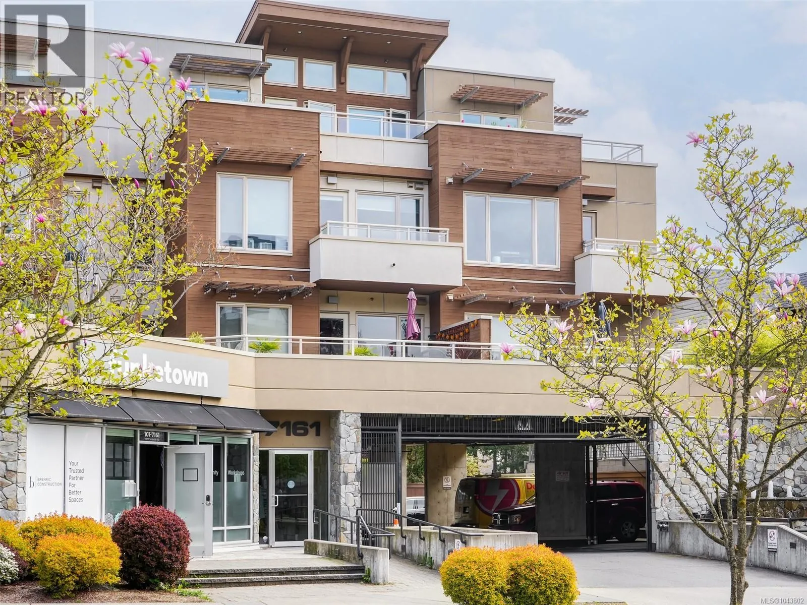 401 7161 West Saanich Rd