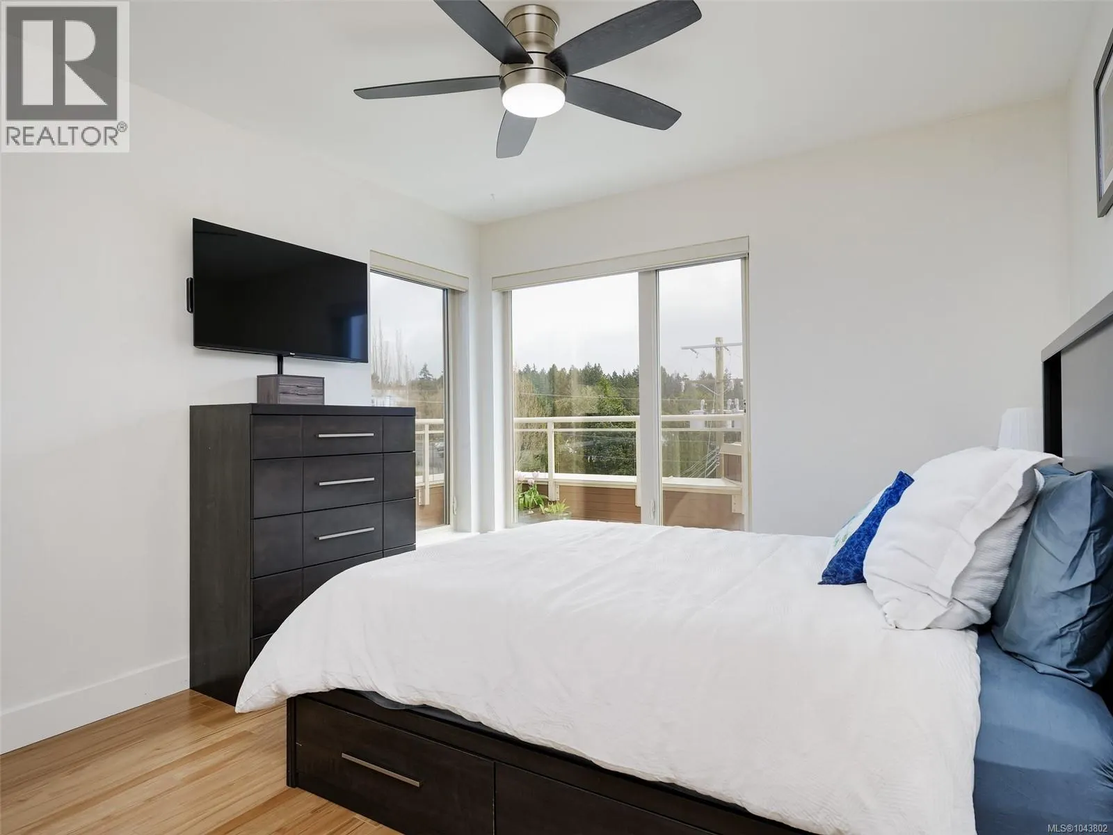401 7161 West Saanich Rd