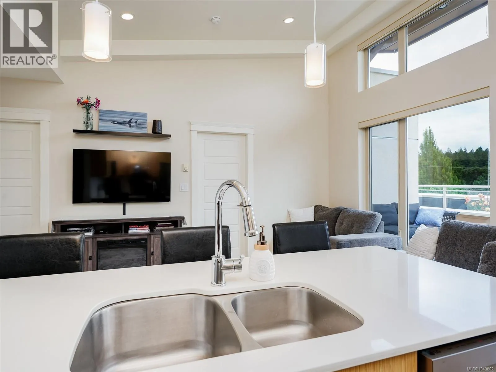 401 7161 West Saanich Rd